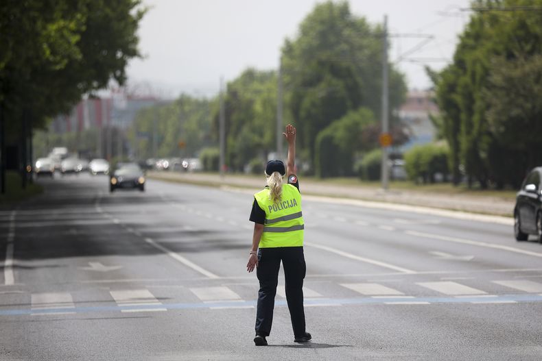 Una mujer policía hace señas a los automovilistas mientras trata de controlar el tráfico durante un corte de energía en Sarajevo, Bosnia, el viernes 21 de junio de 2024.(AP Foto/Armin Durgut)