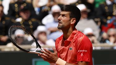 El serbio Novak Djokovic discute con el juez de silla durante un duelo del Abierto de Francia, ante el estadounidense Aleksandar Kovacevic, el lunes 29 de mayo de 2023 (AP Foto/Jean-Francois Badias)