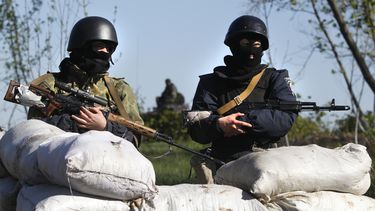 americateve | Efectivos del gobierno ucraniano vigilan en un ret&eacute;n cerca de la aldea de Dolina, a 30 kil&oacute;metros (18 millas) de Slovyansk, en el este de Ucrania, el s&aacute;bado 26 de abril de 2014. Rebeldes pro rusos controlan la ciudad de Slovyansk. (AP