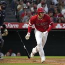 El japonés Shohei Ohtani, de los Angelinos de Los Ángeles, suelta el bate al conectar un triple frente a los Yanquis de Nueva York, el martes 18 de julio de 2023 (AP Foto/Mark J. Terrill)