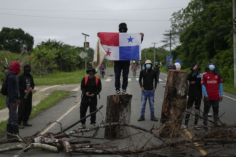 ARCHIVO - Manifestantes antigubernamentales bloquean una carretera en la comunidad indígena Embera de Arimae, Panamá, el jueves 5 de junio de 2025, durante una manifestación contra una ley de reforma a las pensiones y un acuerdo de seguridad con Estados Unidos que involucra al Canal de Panamá. (AP Foto/Matías Delacroix, Archivo)