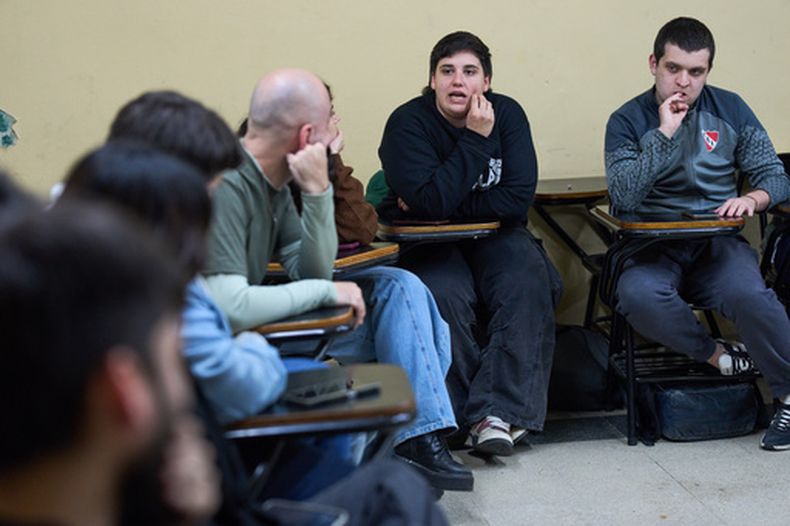 Estudiantes universitarios se reúnen en un aula para debatir sobre la deuda en Buenos Aires, Argentina, el miércoles 26 de agosto de 2026. (AP Foto/Rodrigo Abd)