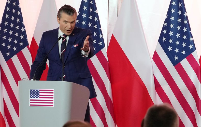 El secretario de Defensa de Estados Unidos, Pete Hegseth, durante una conferencia de prensa en Varsovia, Polonia, el viernes 14 de febrero de 2025. (AP Foto/Czarek Sokolowski)