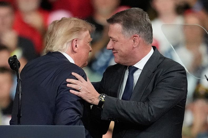 El presidente Donald Trump saluda a Gernot Döllner, director general de Audi AG, durante un acto de campaña, el sábado 24 de octubre de 2026, en Perry, Georgia. (AP Foto/Mike Stewart)