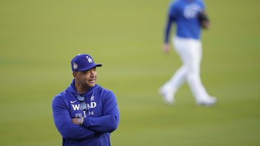 Dave Roberts, manager de los Dodgers de Los Ángeles, observa la práctica de bateo del jueves 24 de octubre de 2024, un día antes del inicio de la Serie Mundial (AP Foto/Ashley Landis)