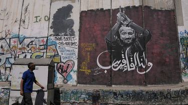 Un mural del activista palestino Marwan Barghouti con la leyenda “Nos vemos pronto”, en la barrera de separación israelí en Belén, Margen Occidental, el 20 de agosto del 2025. (AP foto/Mahmoud Illean)