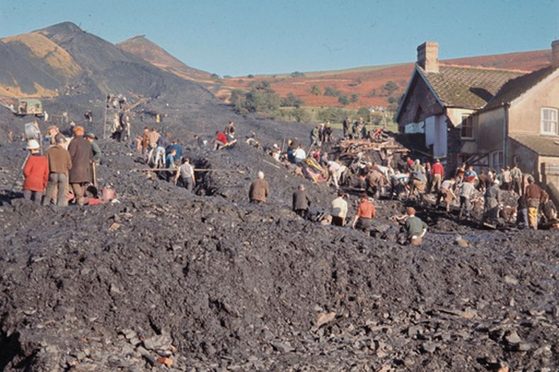 ARCHIVO – Rescatistas trabajan entre una enorme cantidad de escombros tras el derrumbe de una pila de desechos en Aberfan, Gales, el 22 de octubre de 1966. (AP Foto, Archivo)