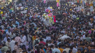 Una multitud de personas abarrota un mercado durante los preparativos para la fiesta de Diwali, en Mumbai, India, el 5 de noviembre de 2023. (AP Foto/Rafiq Maqbool)