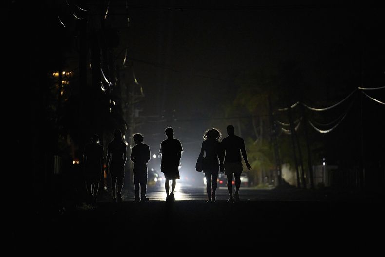 Varias personas caminando en la oscuridad durante un apagón en La Habana, Cuba, el miércoles 28 de mayo de 2025. (AP Foto/Ramón Espinosa)
