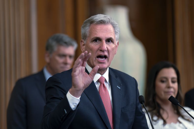 ARCHIVO - El presidente de la Cámara de Representantes de Estados Unidos, Kevin McCarthy, republicano por California, celebra una conferencia de prensa antes del receso estival de la cámara en agosto, en el Capitolio, Washington, el 27 de julio de 2023. (AP Foto/J. Scott Applewhite, Archivo)