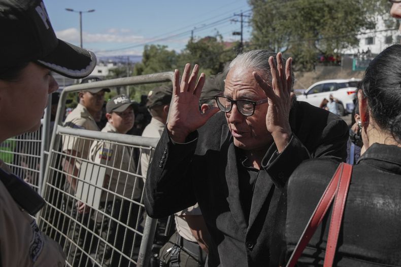 Salomón Osorio discute con un policía que custodia el acceso a la morgue donde reposaba el cuerpo de su cuñado, el candidato presidencial asesinado Fernando Villavicencio, en Quito, Ecuador, el jueves 10 de agosto de 2023. Villavicencio fue asesinado a tiros a la salida de un acto electoral en un colegio de la capital ecuatoriana, a menos de los semanas de las elecciones presidenciales del 20 de agosto. (AP Foto/Carlos Noriega)