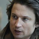 El cineasta polaco Maciek Hamela habla durante una entrevista en un café en Varsovia, Polonia, el miércoles 17 de mayo de 2023. Hamela realizó el documental sobre los ucranianos que huyen de la guerra titulado In the Rearview, que se presenta fuera de competencia en el festival de cine de Cannes. (Foto AP/Czarek Sokolowski)