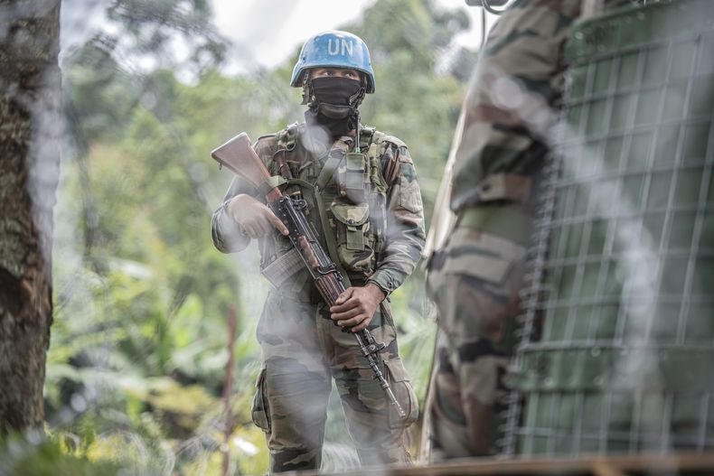 ARCHIVO - Un elemento de la misión de paz de Naciones Unidas conocida como MONUSCO vigila en Kibumba, al norte de Goma, República Democrática del Congo, el 28 de enero de 2022. (AP Foto/Moses Sawasawa, archivo)