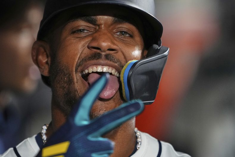 El dominicano Julio Rodríguez, de los Marineros de Seattle, posa en la cueva luego de anotar ante los Medias Blancas de Chicago, el miércoles 6 de agosto de 2025 (AP Foto/Lindsey Wasson)