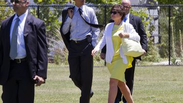 americateve | En esta foto del 23 de julio del 2014, el presidente Barack Obama camina junto a su asesora Valerie Jarrett despu&eacute;s de asistir a un acto de recaudaci&oacute;n de fondos para el Comit&eacute; de la Campa&ntilde;a Legislativa Dem&oacute;crata.Durante