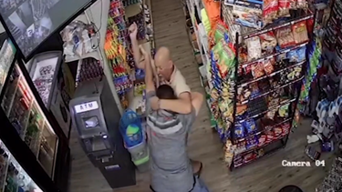 brutal apunalamiento en una gasolinera de la pequena habana queda captado en camara