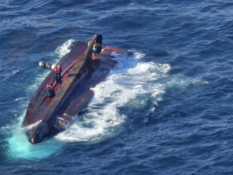 En esta imagen proporcionada por la Guardia Costera de Corea del Sur, miembros de los guardacostas realizan una operación de búsqueda y rescate en un barco naufragado cerca de Gyeongju, Corea del Sur, el lunes 9 de diciembre de 2024. (Guardia Costera de Corea del Sur via AP)