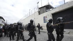 Policías y soldados se preparan para ingresar a la prisión El Inca donde se registran disturbios, en Quito, Ecuador, el lunes 8 de enero de 2024. El motín se produce un día después de que las autoridades ecuatorianas informaran que en otra prisión situada en la ciudad de Guayaquil el líder de la pandilla Los Choneros, Adolfo Macías, alias Fito, había desaparecido. Hace una década Fito huyó de otra instalación carcelaria. (Foto AP/Dolores Ochoa)