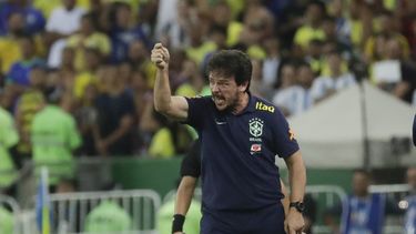 El técnico de Brasil Fernando Diniz durante el partido contra Argentina por las eliminatorias del Mundial, el martes 21 de noviembre de 2023, en el estadio Maracaná de Río de Janeiro. (AP Foto/Bruna Prado)