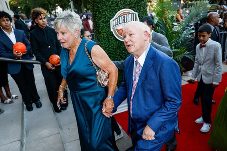 El árbitro de la NBA Joey Crawford reacciona al ver su imagen antes de su ingreso en el Salón de la Fama del Basquetbol el sábado 15 de agosto de 2026 en Springfield, Massachusetts (AP Foto/Rusty Jones)