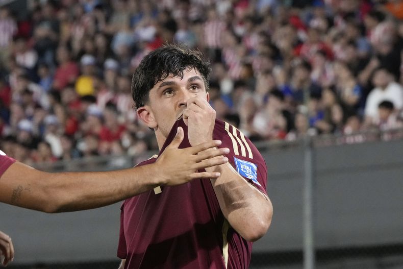 Jon Aramburu celebra tras anotar el primer gol de Venezuela en el partido contra Paraguay por las eliminatorias del Mundial, el martes 15 de octubre de 2024, en Asunción. (AP Foto/Jorge Saenz)