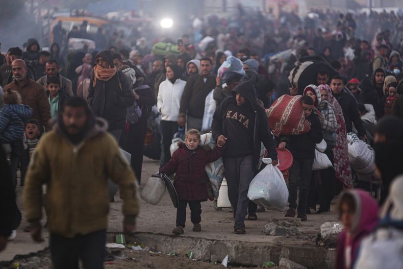 Palestinos desplazados regresan a sus hogares en el norte de la Franja de Gaza después de que Israel permitiera que miles de ellos regresen por primera vez desde las primeras semanas de la guerra con Hamás, acatando los términos de un frágil alto el fuego. el lunes 27 de enero de 2025. (AP Foto/Jehad Alshrafi)