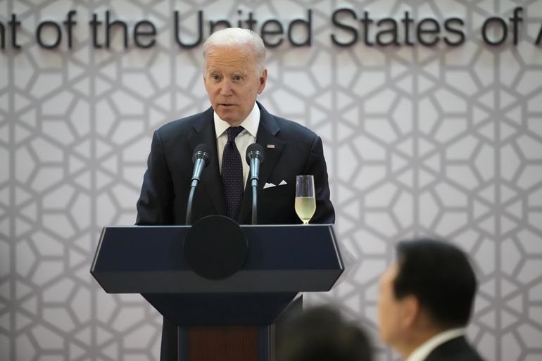 Biden firma ayuda para Ucrania durante su viaje a Asia