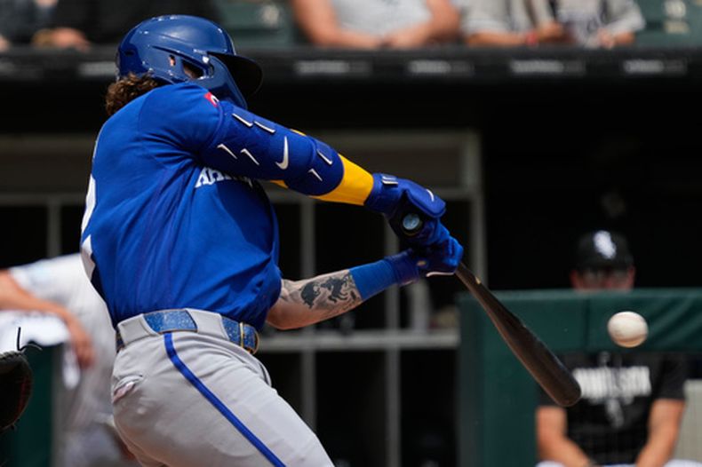 Carter Jensen, de los Reales de Kansas City, conecta un sencillo de una carrera durante la primera entrada de un partido de béisbol contra los Medias Blancas de Chicago, en Chicago, el domingo 28 de junio de 2026. (Foto AP/Nam Y. Huh)
