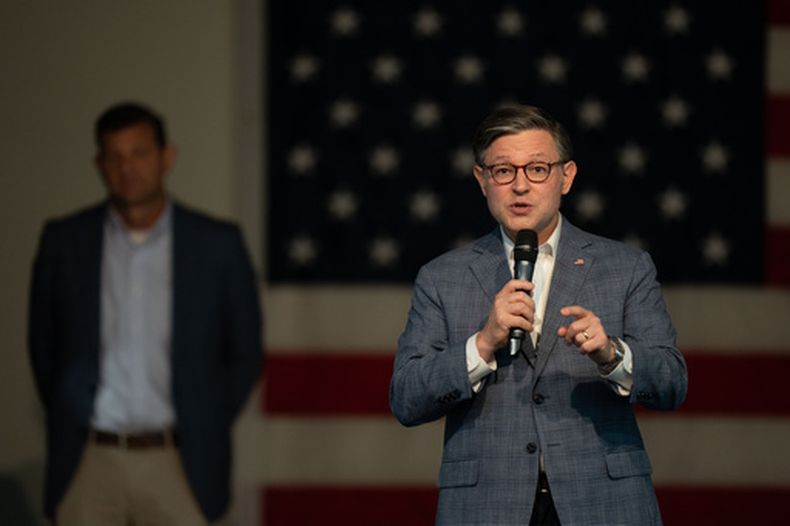 El presidente de la Cámara de Representantes de Estados Unidos Mike Johnson en un evento electoral para el candidato legislativo David Valadao en Bakersfield, California, el 30 de septiembre del 2026. (AP foto/Jae C. Hong)