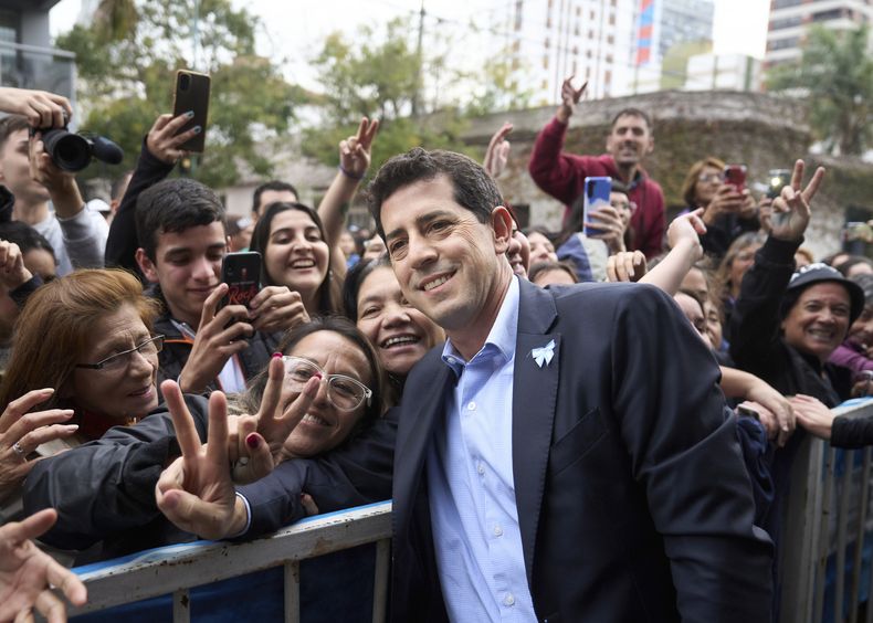 El ministro de Interior de Argentina, Eduardo Wado de Pedro, posa con simpatizantes en Quilmes, Buenos Aires, Argentina, el lunes 22 de mayo de 2023. De Pedro lanzó su campaña para postularse como candidato presidencial del oficialismo. (AP Foto/Joaquín Salguero)