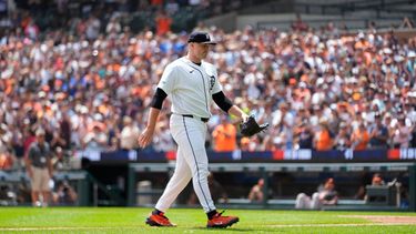 Tarik Skubal, lanzador estelar de los Tigres de Detroit, camina rumbo al dugout durante la séptima entrada del juego de béisbol de Grandes Ligas contra los Orioles de Baltimore, el miércoles 29 de julio de 2026, en Detroit. (AP Foto/Paul Sancya)