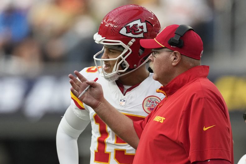Patrick Mahomes, izquierda, quarterback de los Chiefs de Kansas City, platica con el head coach Andy Reid durante la segunda mitad del juego de la NFL en contra de los Chargers de Los Ángeles, el domingo 29 de septiembre de 2024, en Inglewood, California. (AP Foto/Ashley Landis)