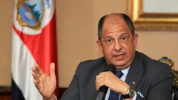 el presidente costarricense garantiza a los cubanos que buscara rutas para que lleguen a eeuu