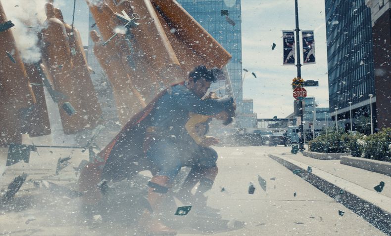 Esta imagen publicada por Warner Bros.Pictures muestra a David Corenswet en una escena de Superman. (Warner Bros. Pictures via AP)