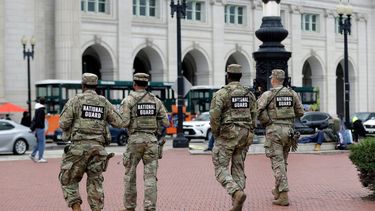 Soldados de la Guardia Nacional patrullan Union Station el martes 28 de octubre de 2025, en Washington. (AP Foto/Rahmat Gul)