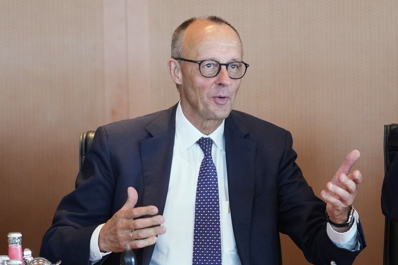 El canciller de Alemania, Friedrich Merz, durante una reunión de su gobierno en la Cancillería, en Berlín, Alemania, el 6 de agosto de 2025, (AP Foto/Ebrahim Noroozi)