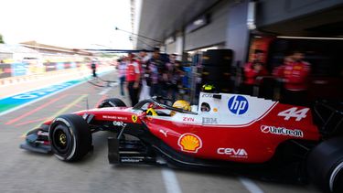 El británico Lewis Hamilton, piloto de Ferrari, sale del garage del equipo italiano de cara a la práctica del Gran Premio de Gran Bretaña de Fórmula 1, el viernes 3 de julio de 2026, en Silverstone, Inglagterra. (AP Foto/Darko Bandic)