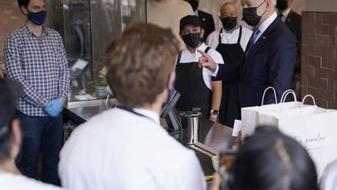 Biden visita restaurante mexicano, promueve plan de ayuda