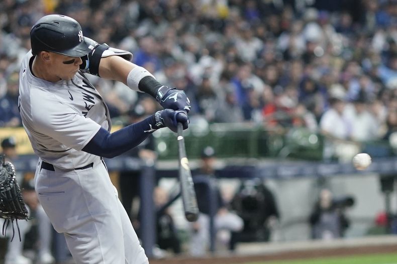 Aaron Judge de los Yankees de Nueva York batea un jonrón en la primera entrada del juego ante Cerveceros de Milwaukee el domingo 28 de abril del 2024. (AP Foto/Morry Gash)