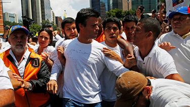 americateve | Leopoldo López, el líder de Voluntad Popular y preso político, volvió a conceder una entrevista para denunciar las acciones del gobierno venezolano. "Si tuviera que volver a llamar a las marchas, lo volvería a hacer", afirmó