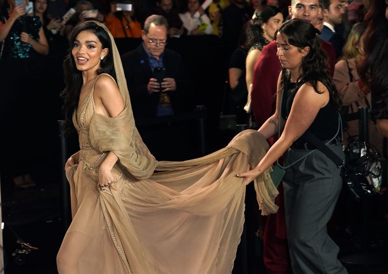Rachel Zegler, izquierda, del elenco de The Hunger Games: The Ballad of Songbirds & Snakes, llega a la alfombra roja de la película en Los Ángeles el lunes 13 de noviembre de 2023, en el Teatro Chino TCL. (Foto AP/Chris Pizzello)