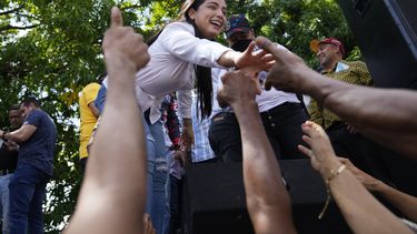 Cientos protestan por inhabilitación de candidato venezolano
