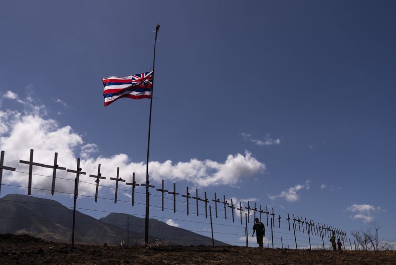 Cruces y una bandera en honor a las víctimas de los recientes incendios, en Lahaina, Hawai, el 22 de agosto de 2023. (Foto AP/Jae C. Hong)