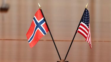 ARCHIVO - Las banderas de Noruega, a la izquierda, y EEUU se ven en la mesa en el Pentágono el 20 de septiembre de 2022 en Washington. (AP Foto/Alex Brandon, Archivo)