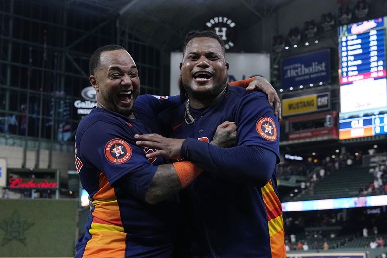 El cátcher boricua Martín Maldonado festeja con el pitcher dominicano Framber Valdez, quien lanzó un juego sin hit por los Astros de Houston el martes 1 de agosto de 2023, ante los Guardianes de Cleveland (AP Foto/Kevin M. Cox)