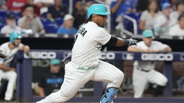 Jean Segura (9), de los Marlins de Miami, conecta un sencillo que impulsó la carrera de la victoria en la novena entrada del juego de béisbol en contra de los Cachorros de Chicago, el viernes 28 de abril de 2023, en Miami. Los Marlins vencieron 3-2 a los Cachorros. (AP Foto/Marta Lavandier)