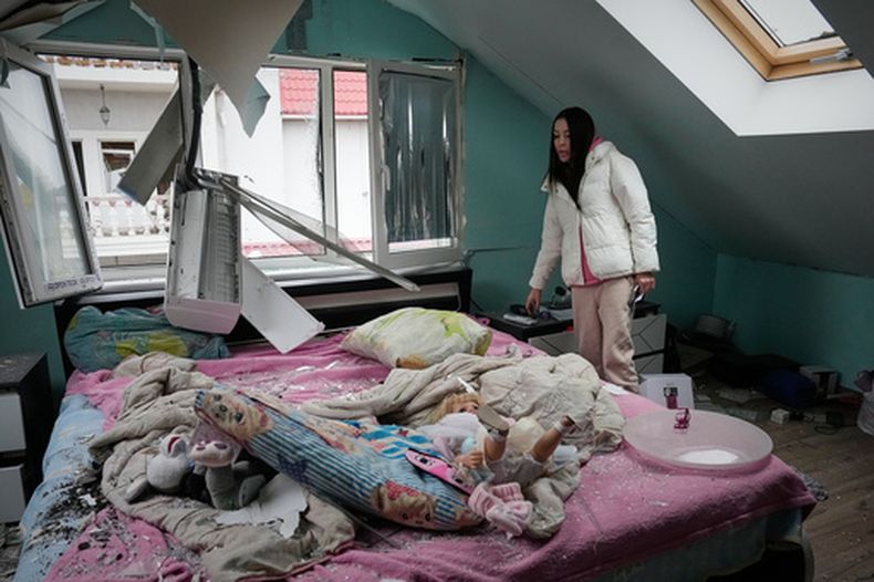Una mujer mira su apartamento dañado tras un ataque de misil ruso en Kiev, Ucrania, el jueves 22 de octubre de 2026. (AP Foto/Efrem Lukatsky)