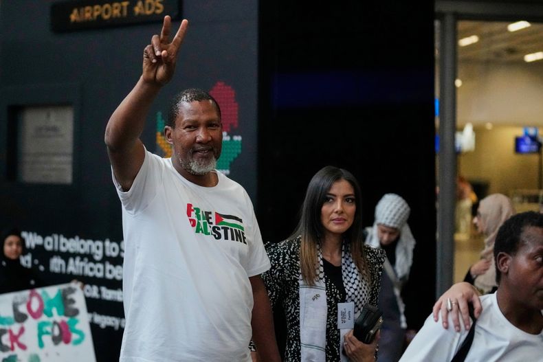 Mandla Mandela con su esposa Rabia llega con miembros de la Flotilla Global Sumud al Aeropuerto Internacional OR Tambo de Johannesburgo el 8 de octubre del 2025. (AP foto/Themba Hadebe)
