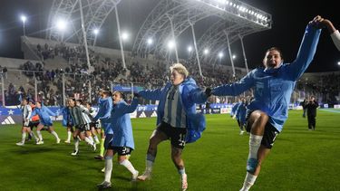 Las jugadoras de la selección de Argentina saludan a la afición al término de un amistoso contra Perú previo al Mundial femenino, el viernes 14 de julio de 2023, en San Nicolás, Argentina. (AP Foto/Natacha Pisarenko)