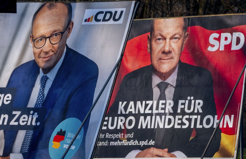 En esta imagen de archivo, los carteles electorales del canciller de Alemania, Olaf Scholz (derecha), y el candidato de la CDU, Friedrich Merz, vistos en Fráncfort, Alemania, el 8 de febrero de 2025. (AP Foto/Michael Probst, archivo)